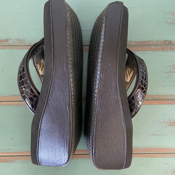 Women’s Volatiles Brown Faux Alligator Skin Wedge Flip Flops Size 7 M - Picture 5 of 7